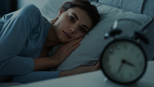 Why You Feel Tired but Still Can’t Fall Asleep – and What Actually Helps